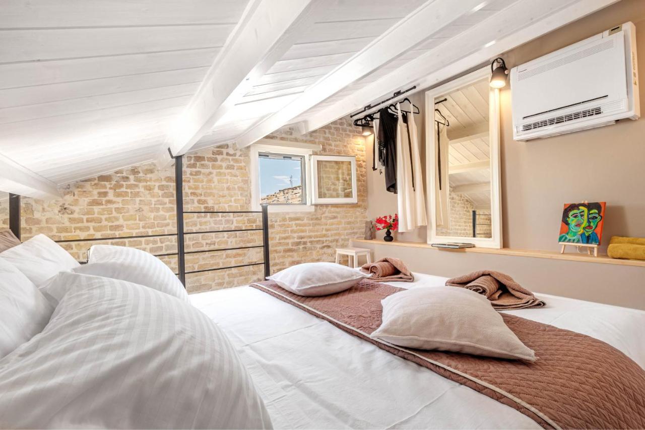 Art Loft Venetian Well Apartment
